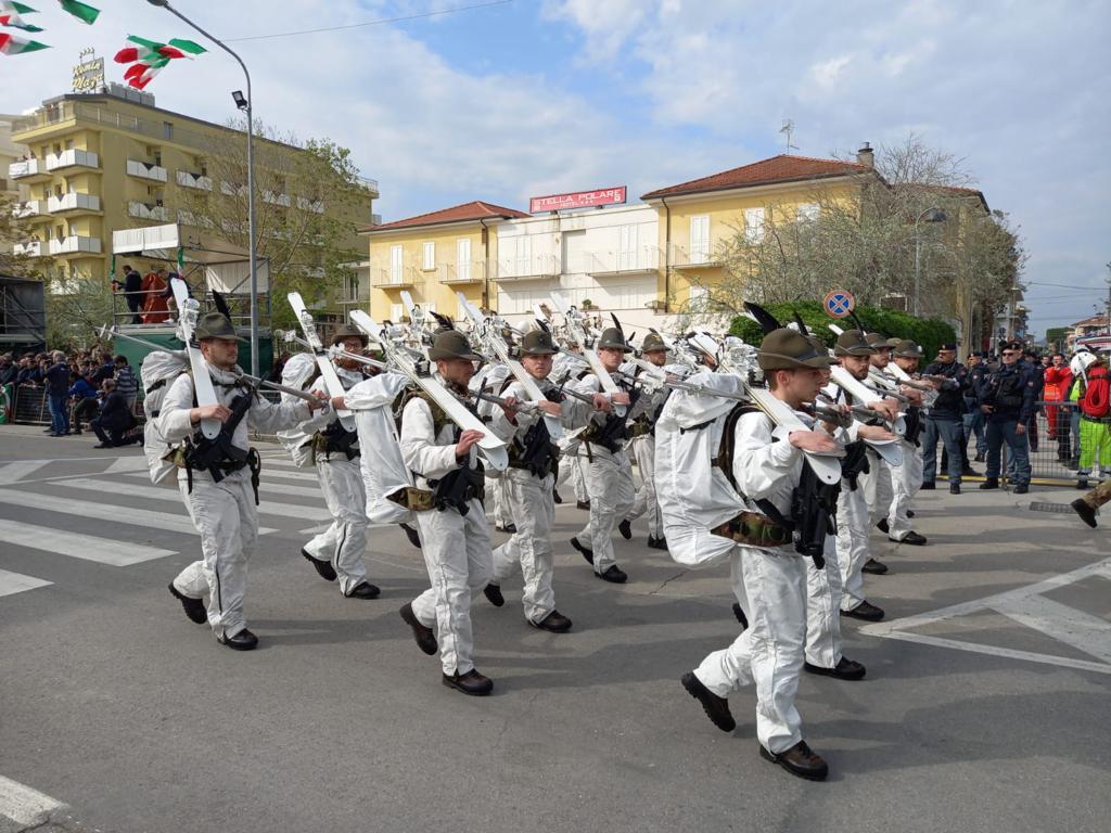 sfilata sciatori adunata alpini
